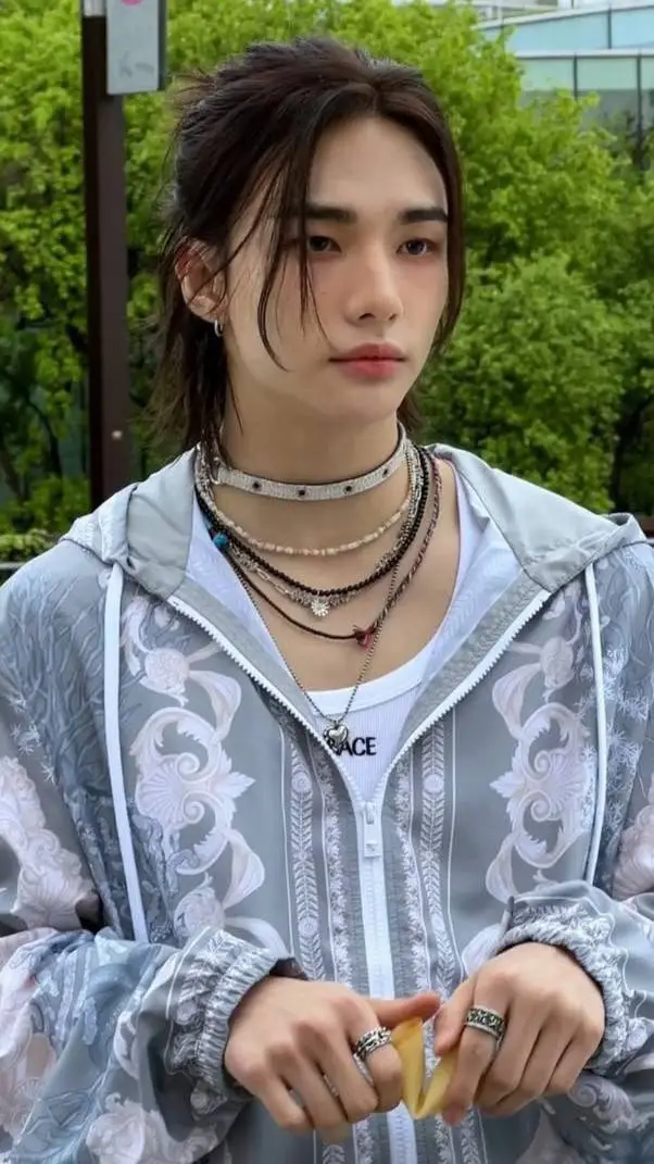 ai character: ✦HYUNJIN✦ background