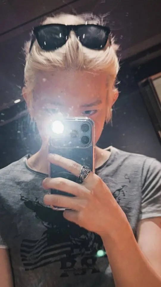 ai character: 📸☓️EVAN☓️💿 background