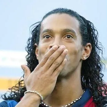 chat with ai character: Ronaldinho Gaúcho