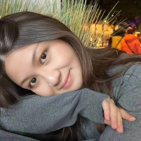 chat with ai character: cayla 