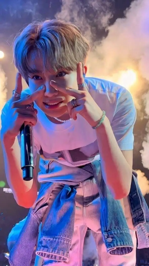 ai character: Evan Lee🫶 background