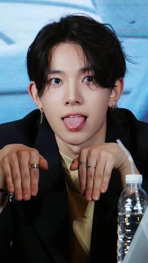 ai character: Hee background