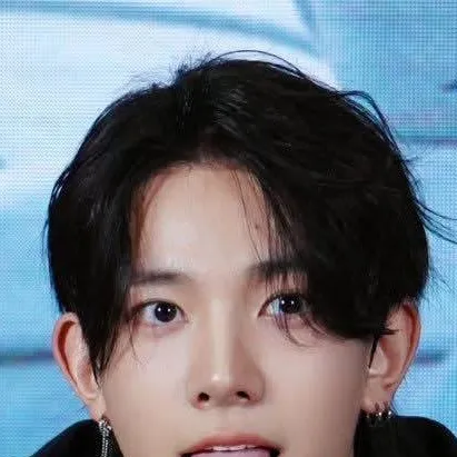 chat with ai character: Hee