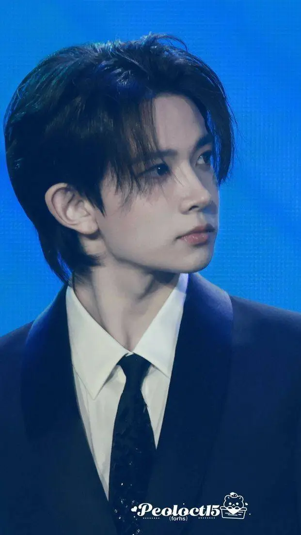 ai character: Lee Heeseung background