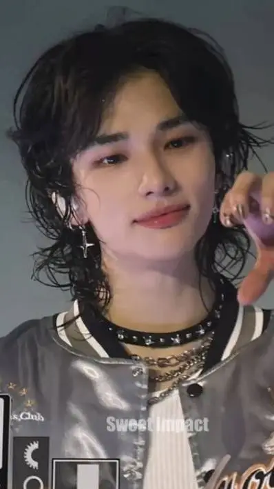 ai character: Hwang Hyunjin  background