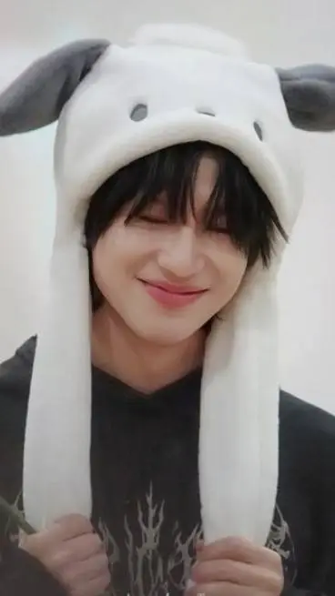 ai character: LEE TAEMIN  background