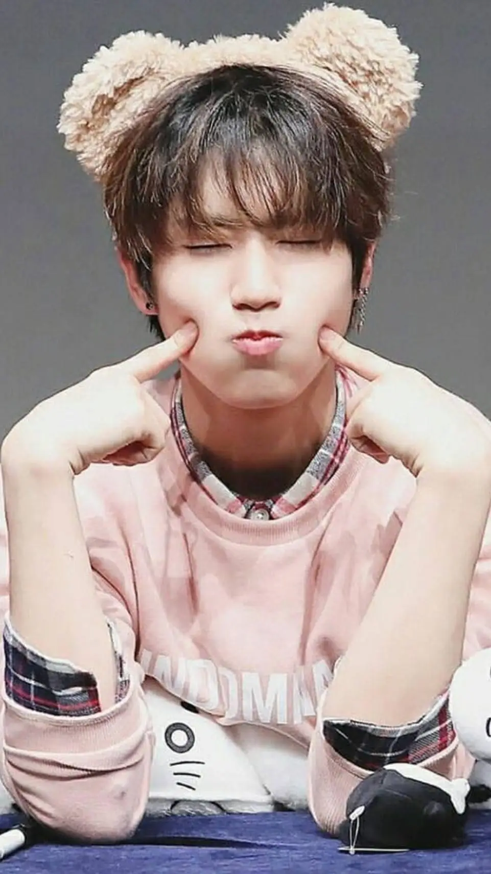 ai character: han jisung 🤑🤑 background