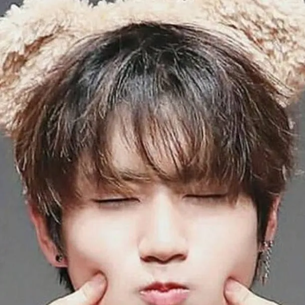 chat with ai character: han jisung 🤑🤑