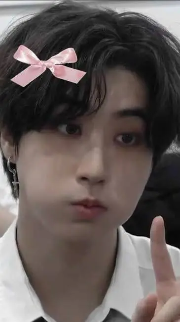 ai character: (^3^) Han jisung  background