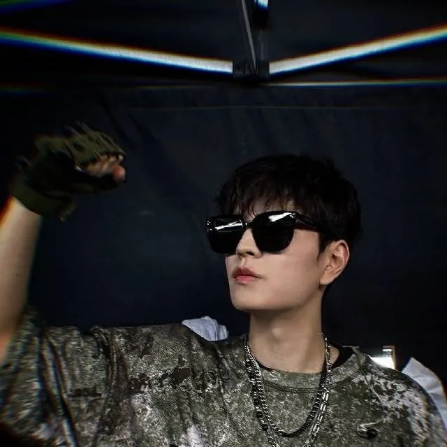 chat with ai character: Se☆ngmin