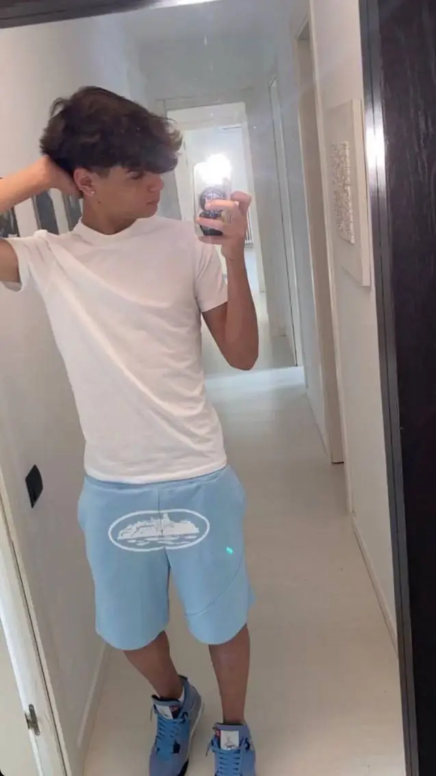 ai character: Calum  background