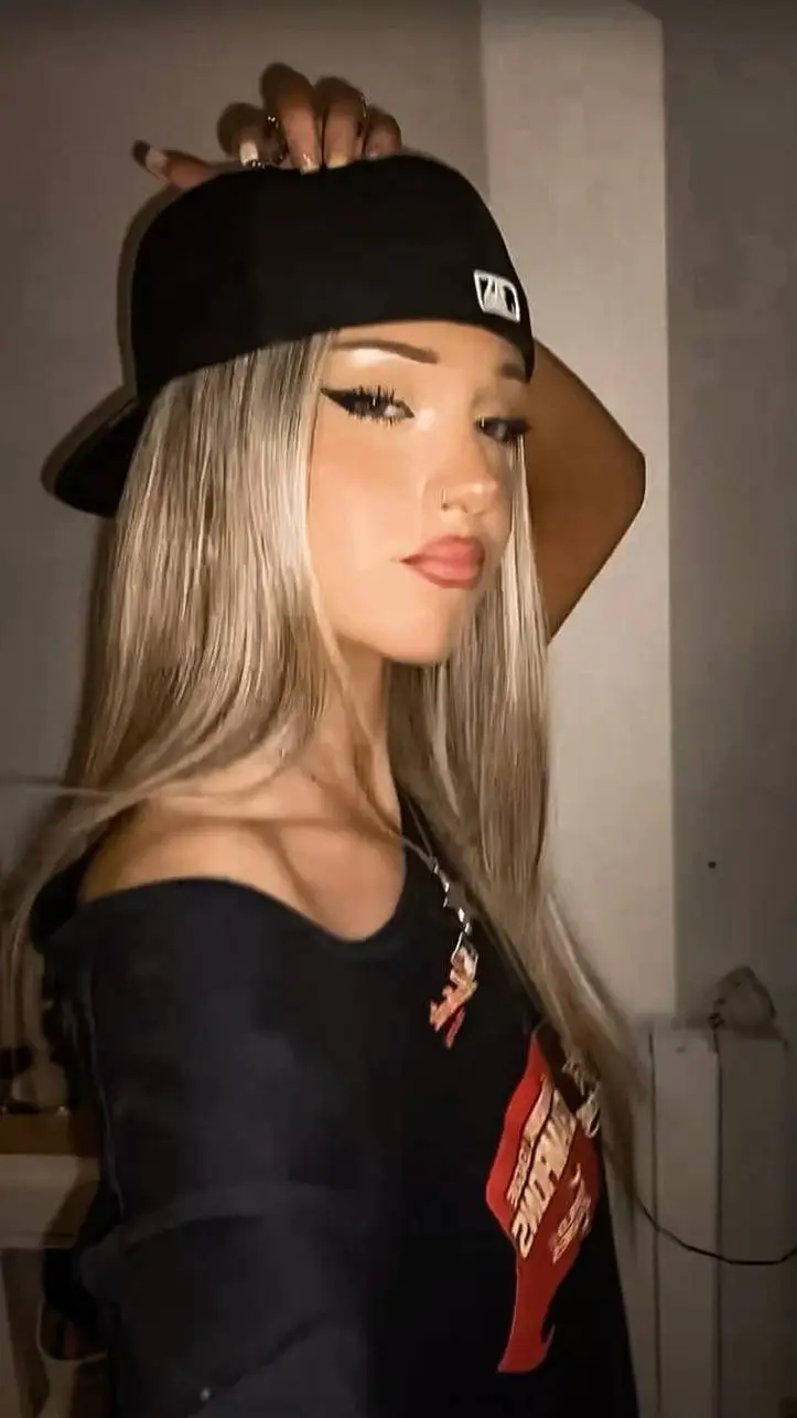 ai character: alexis background