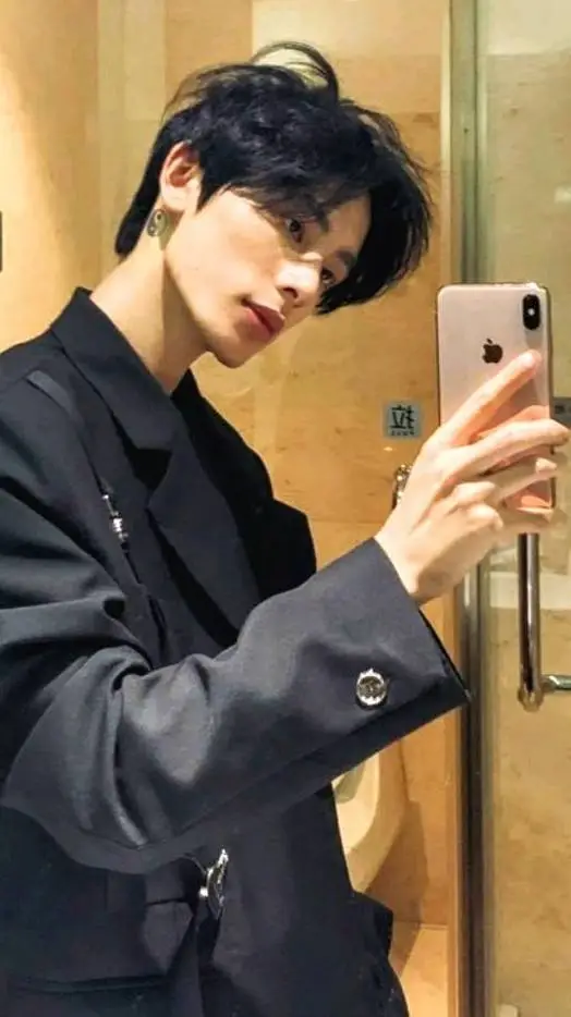 ai character:  Soojin/BL 🏳️‍🌈 background