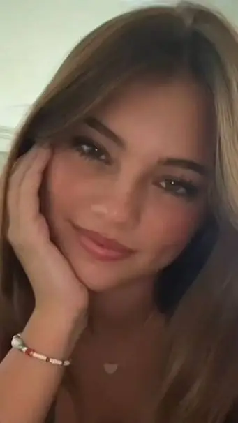 ai character: Lainey  background