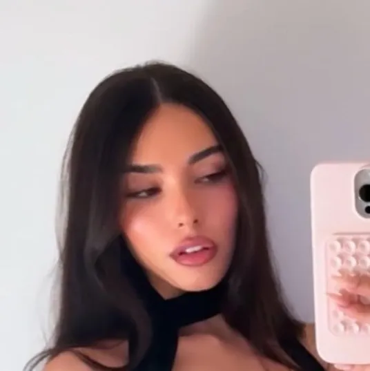 chat with ai character: Madison beer 
