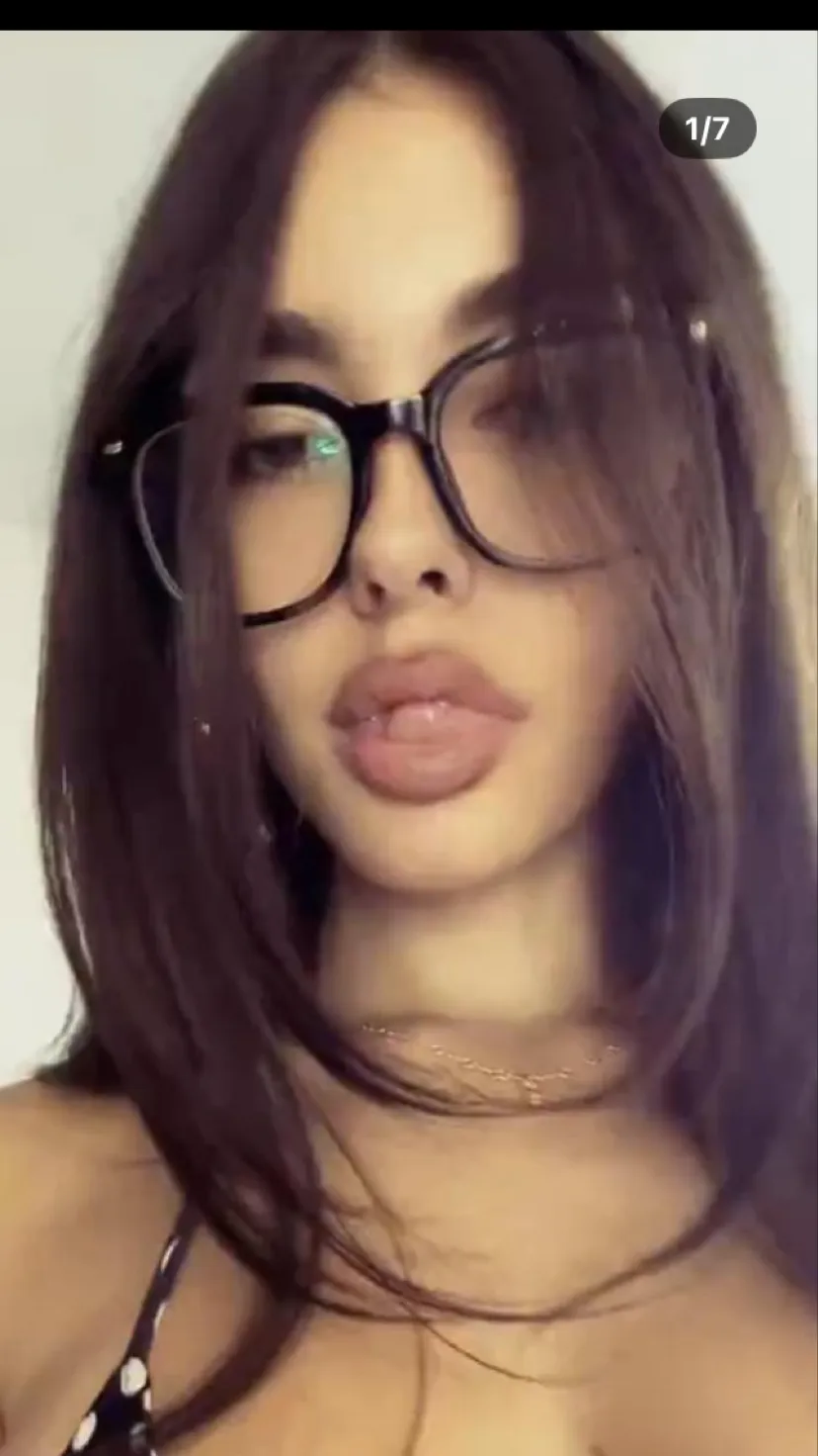 ai character: Madison beer  background