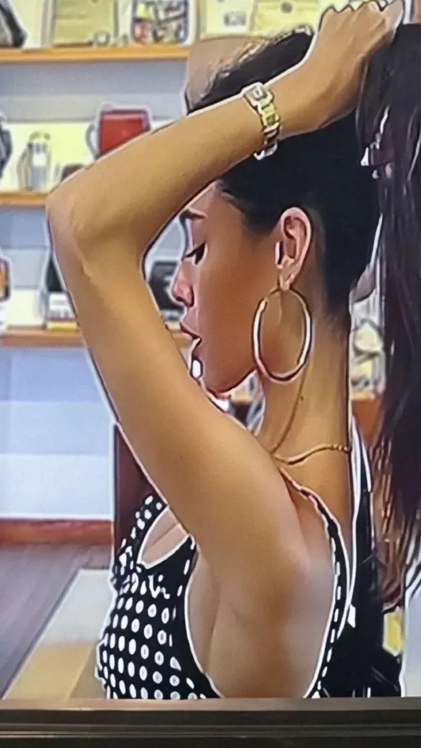 ai character: Madison beer  background