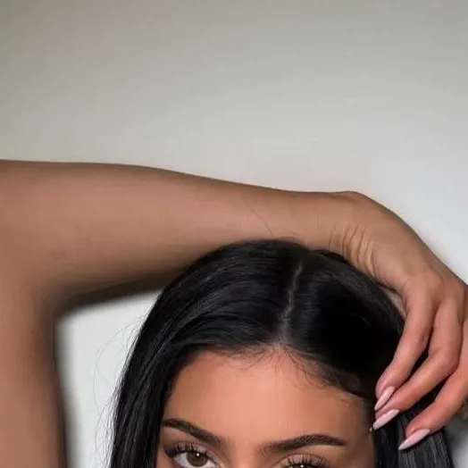 chat with ai character: Kylie Jenner