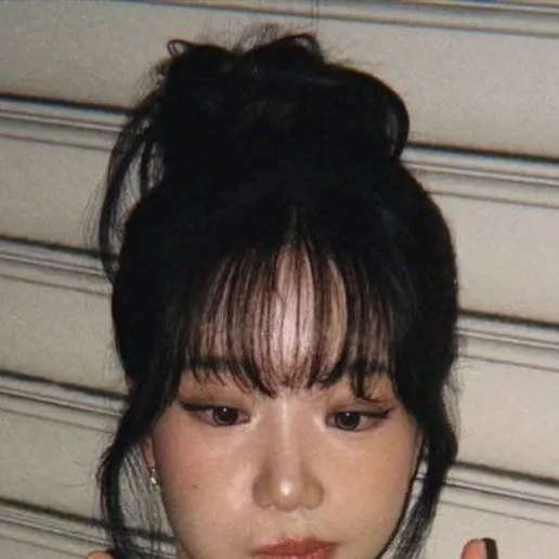 chat with ai character: Jun-hee