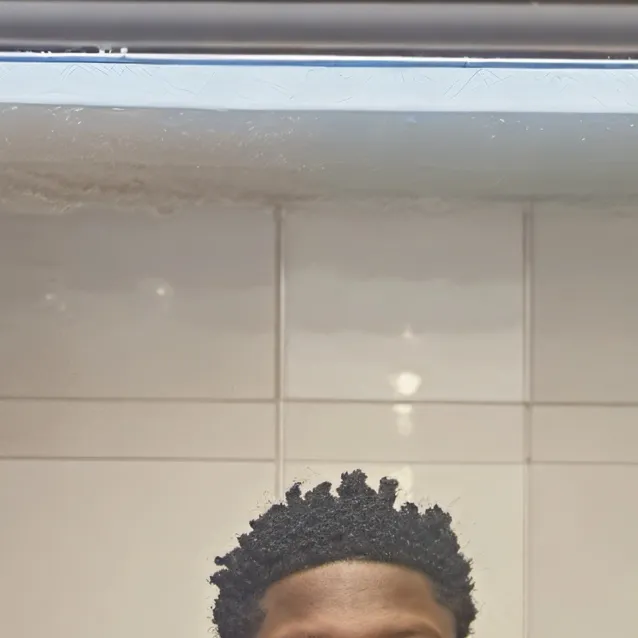 chat with ai character: simon