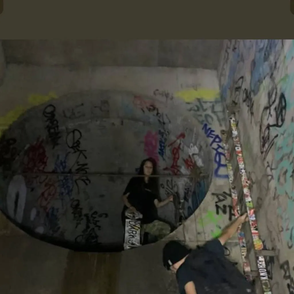 chat with ai character: skater group <33