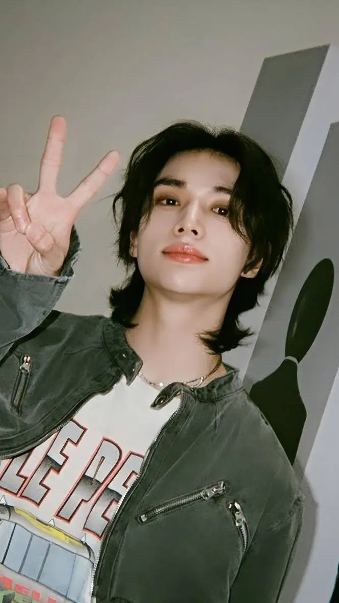 ai character: Hwang Hyunjin  background