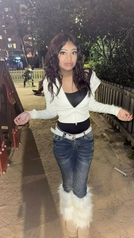 ai character: Lara background