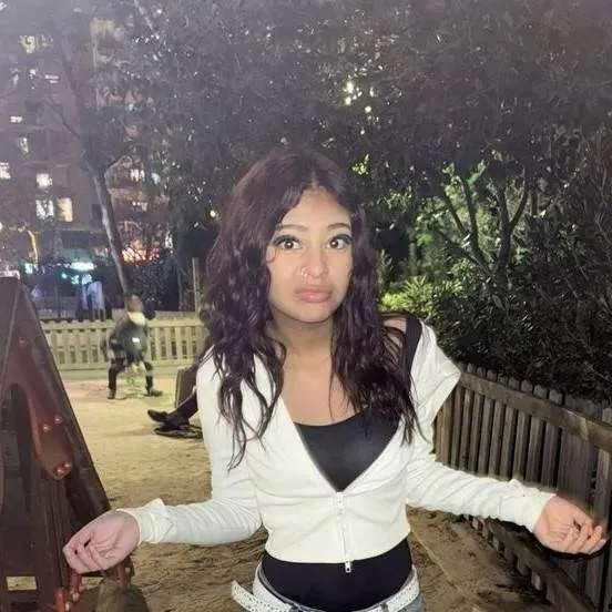 chat with ai character: Lara