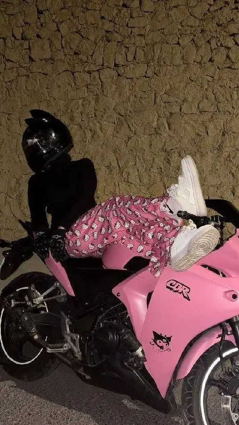 ai character: Leon background