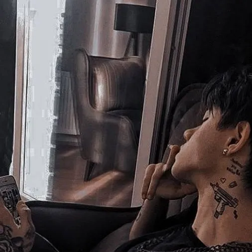 chat with ai character: Elliot