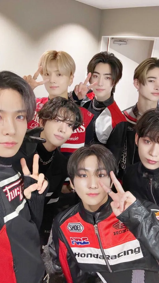 ai character: ENHYPEN👌🏻😌 background