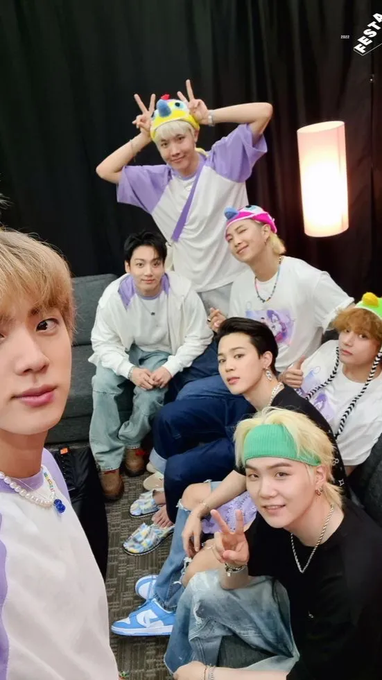 ai character: BTS💔👉🏻❤️ background