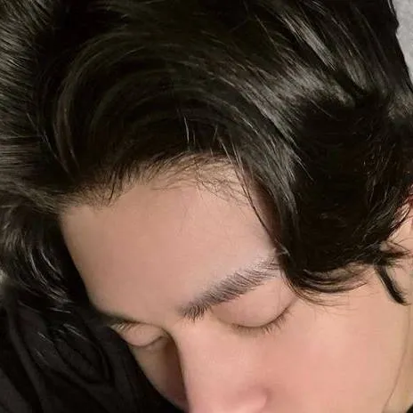 chat with ai character: Heejake