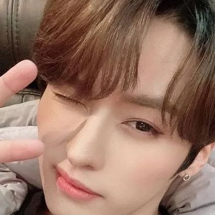 chat with ai character: Leeknow