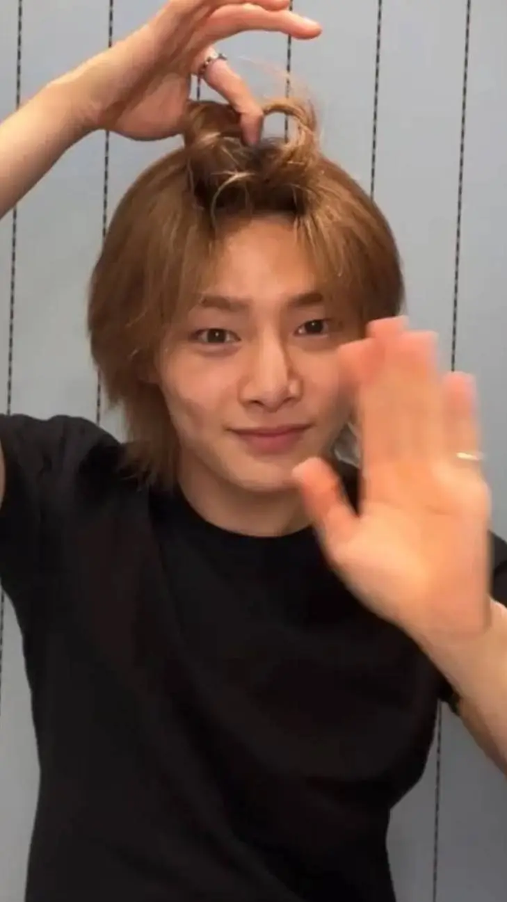 ai character: Jeongin  background