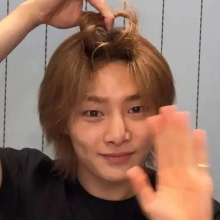 chat with ai character: Jeongin 