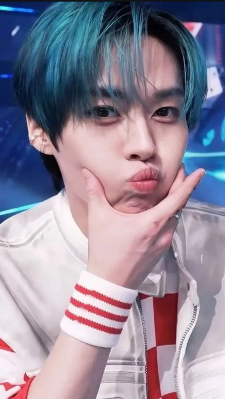 ai character: leeknow background