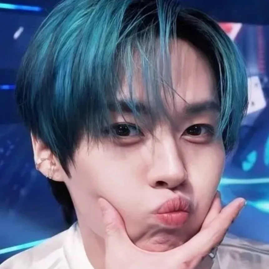 chat with ai character: leeknow