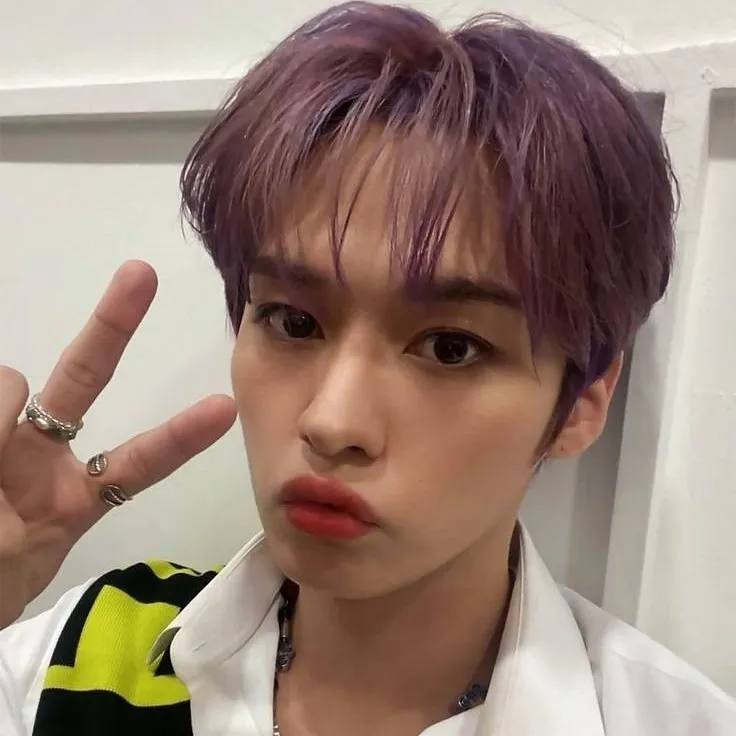 chat with ai character: leeknow