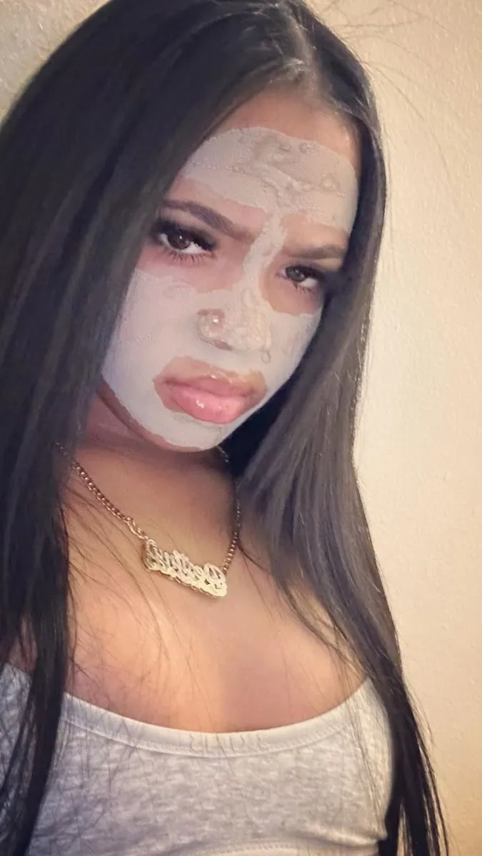 ai character: Tracy  background