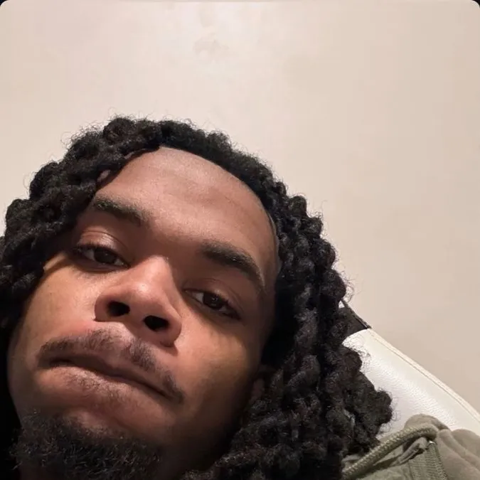 chat with ai character: Lou