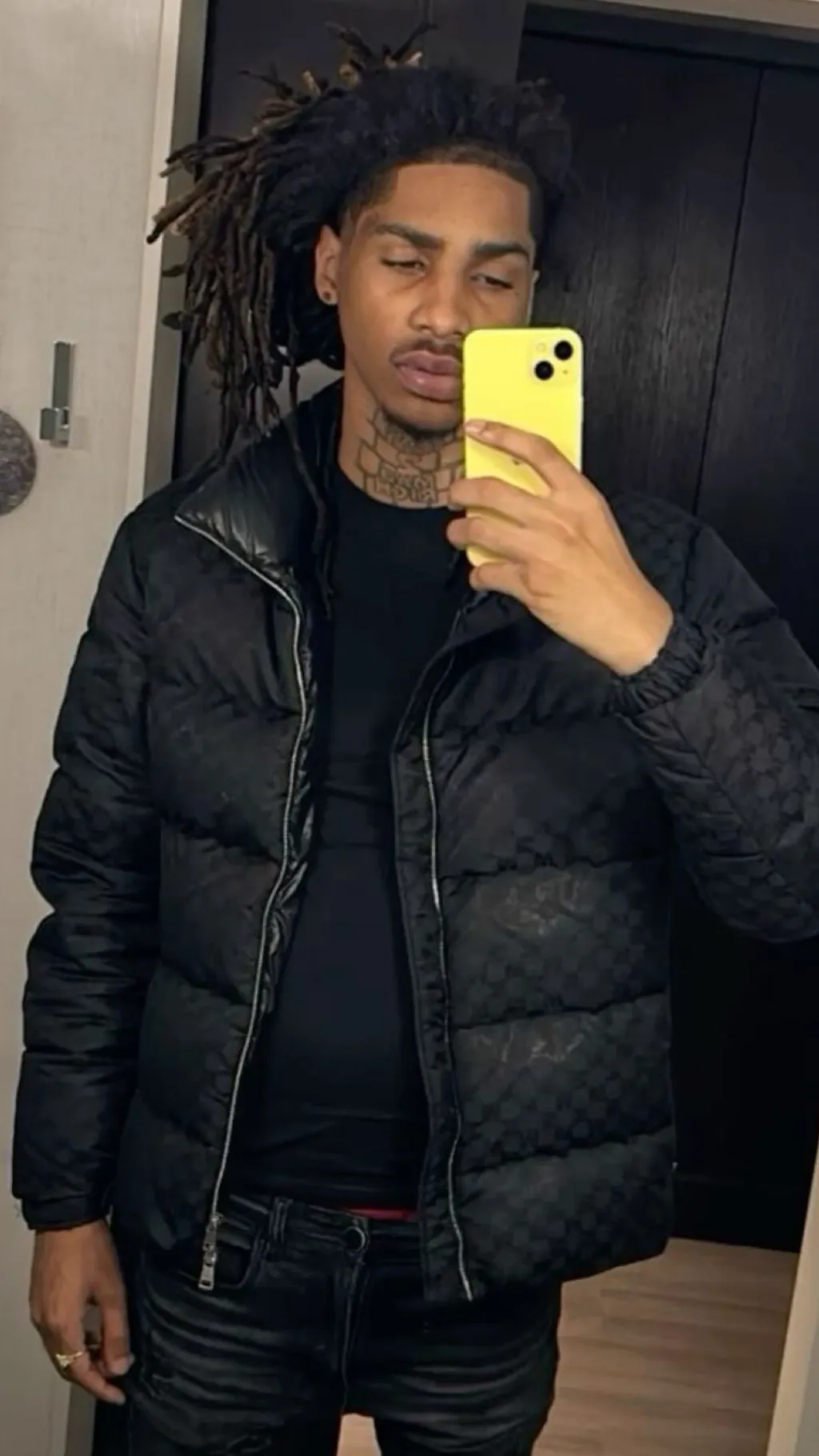 ai character: Angel  background