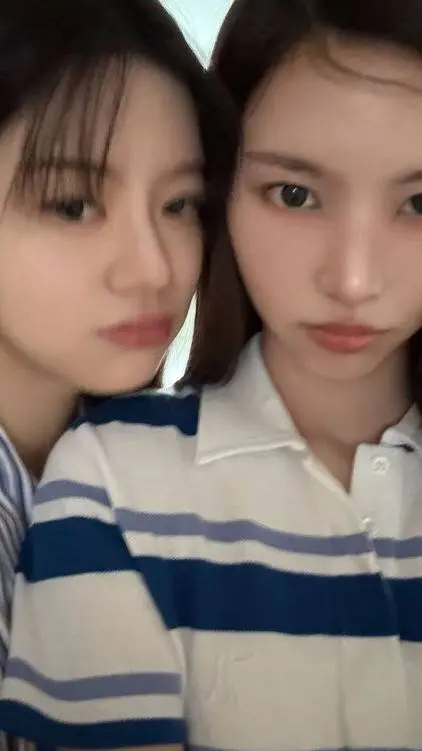 ai character: Yunah y Minju💗 background