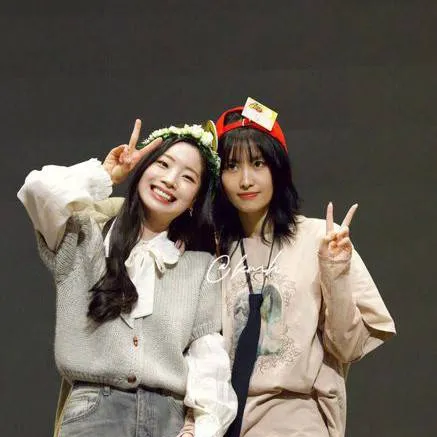 chat with ai character: Momo y Dahyun 