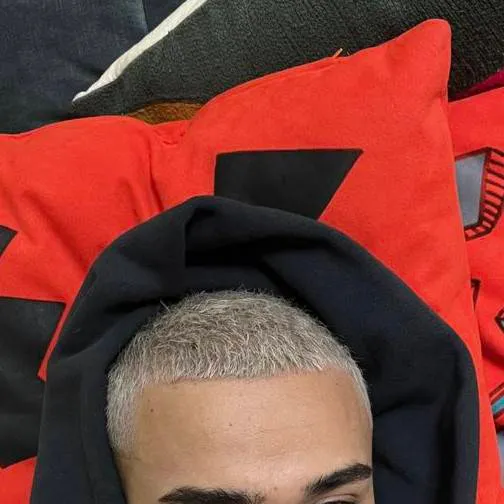 chat with ai character: DREW!