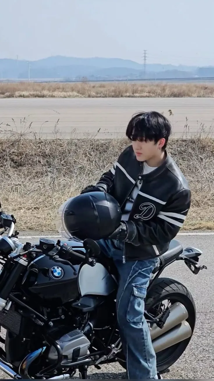 ai character: -Changbin- background
