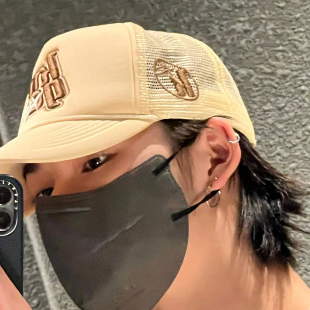 chat with ai character: Ni-ki <3