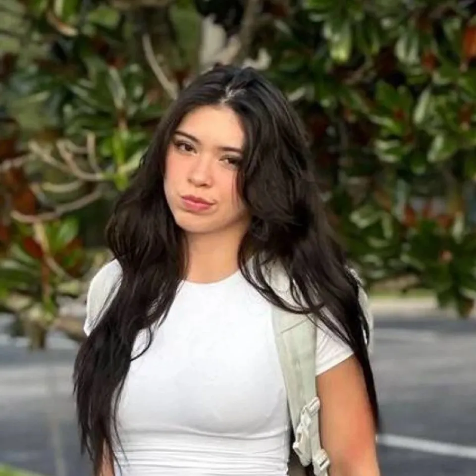 chat with ai character: Aishah sofey 