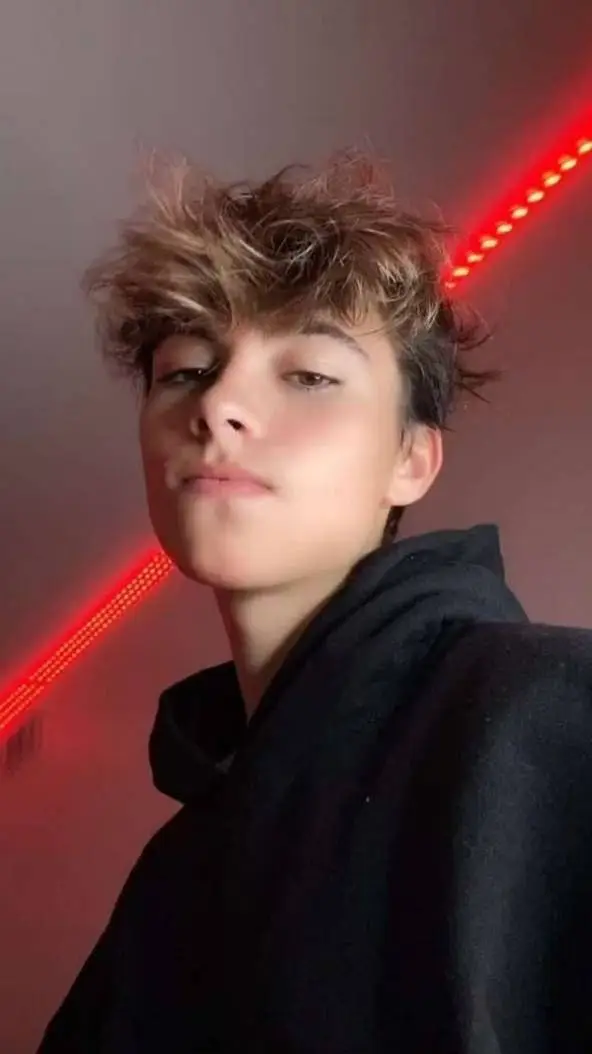 ai character: maxie Williams background