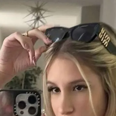 chat with ai character: lana rae